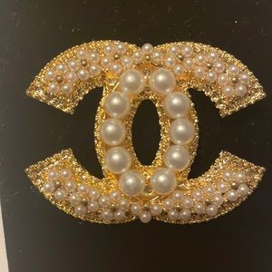 Pearl-gold double C brooch